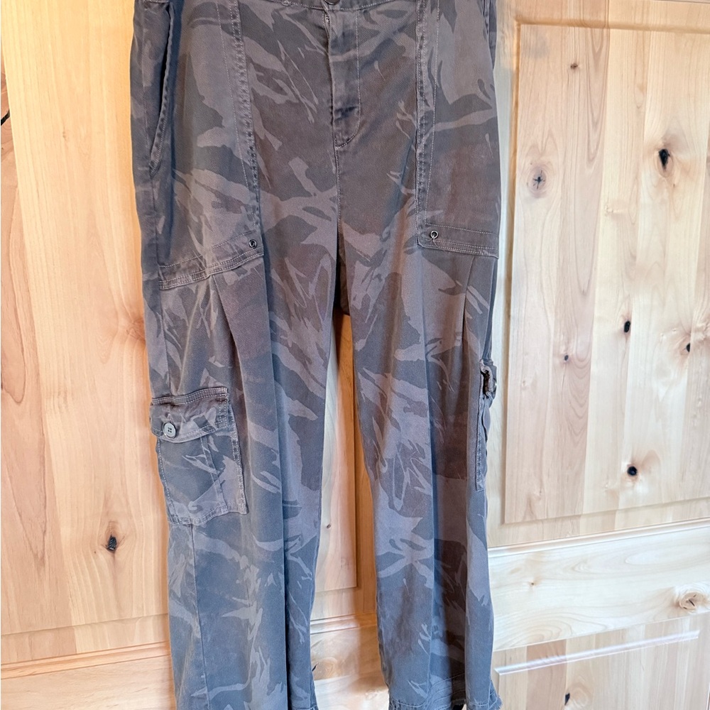 XCVI Women's Gray Camouflage Cargo Pants ~ Size Large